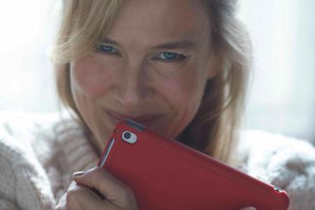 Eine moderne Bridget Jones: Statt einem Tagebuch umklammert Schauspielerin Renée Zellweger ein iPad Eine moderne Bridget Jones: Statt einem Tagebuch umklammert Schauspielerin Renée Zellweger ein iPad