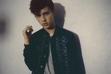 Troye Sivan hat sich mit 18 Jahren öffentlich geoutet Troye Sivan hat sich mit 18 Jahren öffentlich geoutet