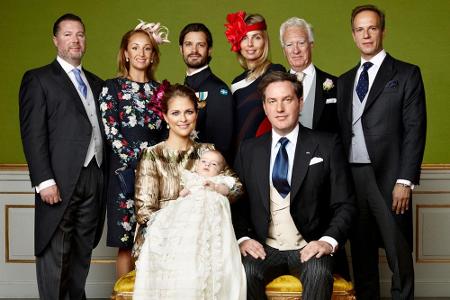 Die stehenden Paten (v.l.n.r.): Gustaf Magnuson, Katarina von Horn, Prinz Carl Philip, Natascha Abensperg und Traun, Henry D...