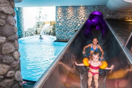 Entspannen und Spaß haben in der Wellnesslandschaft und der Kinderwasserwelt