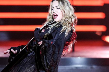 Auch mit 57 beweist Madonna bei ihren Auftritten immer noch vollen Körpereinsatz Auch mit 57 beweist Madonna bei ihren Auftritten immer noch vollen Körpereinsatz