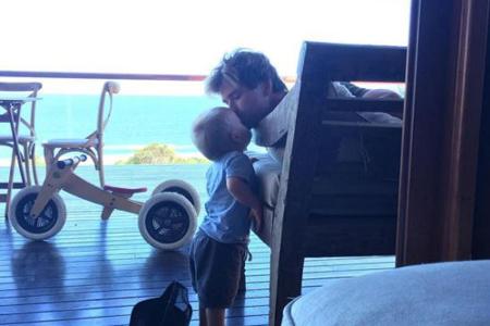 Chris Hemsworth genießt den Familienurlaub am Strand Chris Hemsworth genießt den Familienurlaub am Strand