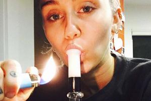 Miley Cyrus posiert mit Wasserpfeife