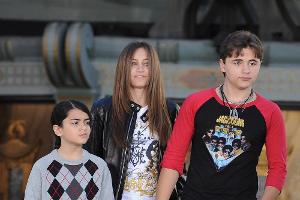 Vertrauter behauptet: Prince und Paris sind nicht von "Jacko"