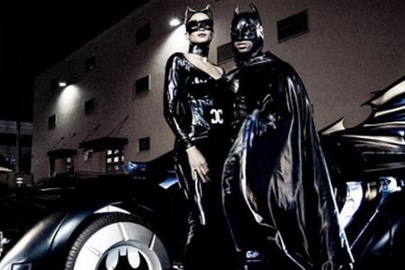 Ciaras Freund, der Football-Spieler Russell Wilson (26), machte als Batman eine gute Figur. Stilecht fuhr das Paar im Batmob...