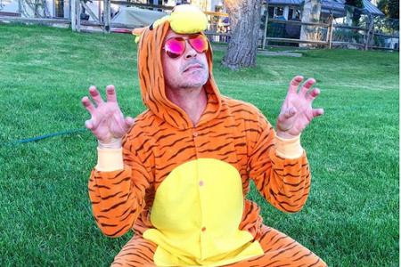 Für einen guten Zweck, aber auch im Sinn von Halloween, verkleidete sich Robert Downey Jr. (50) als lustiger Tiger. Der Anzu...