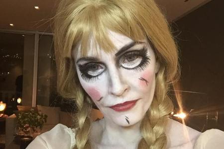 Courtney Cox (51) erinnerte sich vergangenes Jahr daran, dass es an Halloween meist schaurig zugeht und verwandelte sich in ...