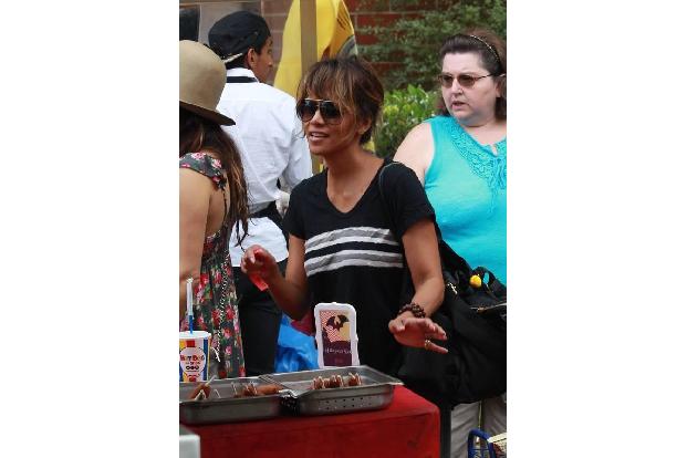 ...Gegenteil - Halle Berry schien eher eine genaue Klärung der Zutaten einzufordern. Oder feilschte sie einfach nur um den P...