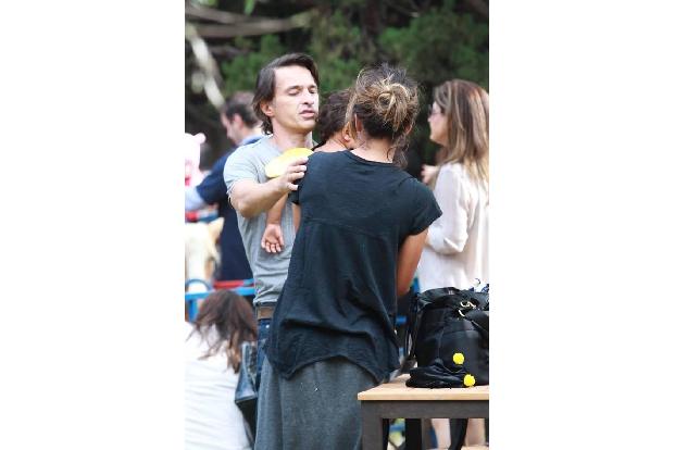 ...Olivier Martinez nicht so einfach. Der Franzose war ebenfalls zu der Outdoor-Aktivität mitgekommen. Und bei einem klassis...