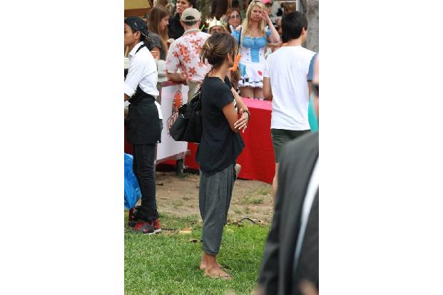...Stimmung zu sorgen. Halle Berry hat wohl den familiären Ausflug, die fröhlichen Menschen, das angenehme Wetter und ein bi...