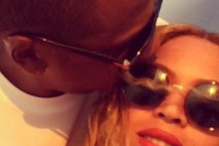 Wie frisch verliebt: Jay Z gibt seiner Frau einen Kuss Wie frisch verliebt: Jay Z gibt seiner Frau einen Kuss