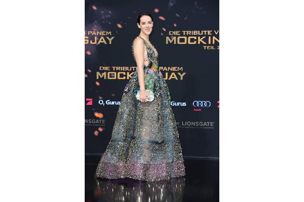 ...die Aufmerksamkeit auf sich - bei der Weltpremiere war es dann eher ihr funkelnd-glitzerndes Kleid, an dem jeder Blick ha...