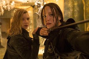 J.Law küsst Natalie Dormer auf dem roten Teppich