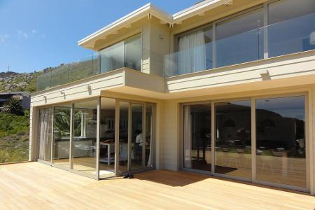 Ein Balkon und die großzügige Terrasse laden zum Beobachten der Delfine und Seehunde in der Bucht und der Infinity-Pool zur ...