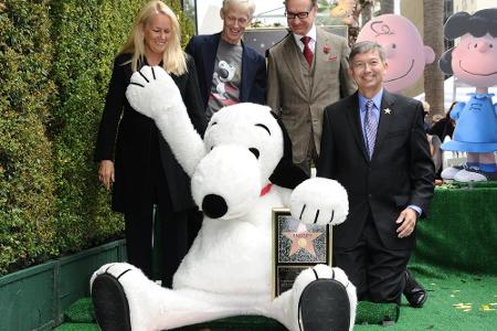 Craig Schulz, Snoopy, Paul Feig und Leron Gubler auf dem Walk of Fame Craig Schulz, Snoopy, Paul Feig und Leron Gubler auf dem Walk of Fame