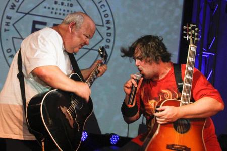 Tenacious D rocken auf einem ihrer Konzerte