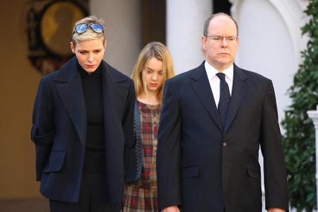Fürst Albert II. gedenkt gemeinsam mit seiner Frau Charlène und Prinzessin Alexandra von Hannover den Opfern von Paris