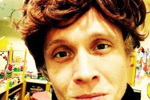 Ungewohnter Anblick: Matthias Schweighöfer mit dunkler Perücke