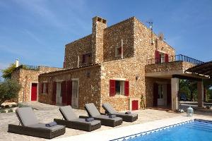 Mallorca steht bei Familien hoch im Kurs. Komfortable Ferienhäuser bieten ausreichend Platz und Privatsphäre.