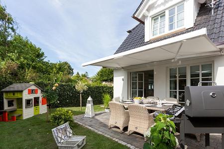 Ein großer Garten mit Spielmöglichkeiten für die Kleinen kommen bei Familien gut an: Ferienhaus Zingster Perle (Objekt 22103...