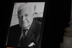 Staatsakt zu Ehren von Helmut Schmidt live im Ersten