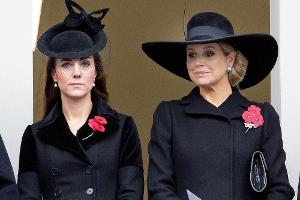 Herzogin Kate und Königin Máxima gedenken der Kriegsopfer