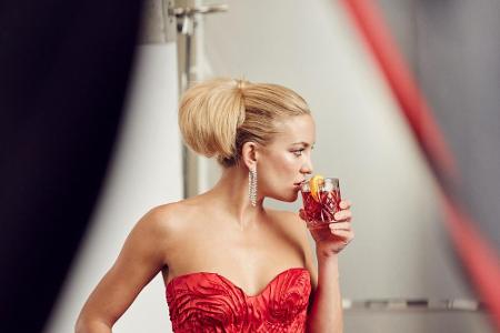 So rot wie das Getränk in ihrer Hand: Kate Hudson ist das Campari-Girl 2016