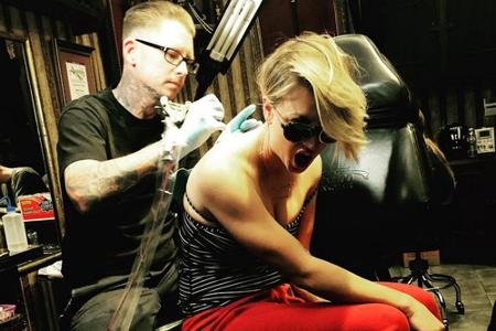 Wer geschieden sein will muss leiden: Kaley Cuoco überdeckt ihr Ehe-Tattoo