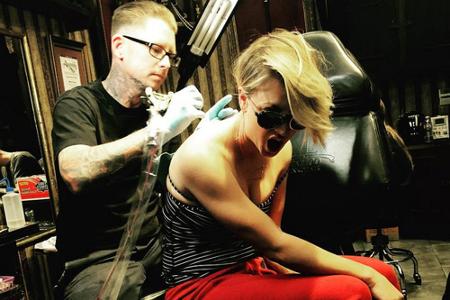 Wer geschieden sein will muss leiden: Kaley Cuoco überdeckt ihr Ehe-Tattoo Wer geschieden sein will muss leiden: Kaley Cuoco überdeckt ihr Ehe-Tattoo