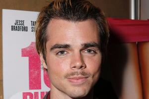 "Modern-Family"-Star Reid Ewing outet sich