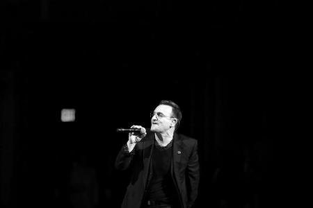 U2 um Frontmann Bono haben ihr Konzert in Paris abgesagt U2 um Frontmann Bono haben ihr Konzert in Paris abgesagt