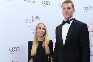 Manuel Neuer mit Freundin Nina auf dem roten Teppich