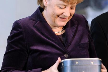 Auch Angela Merkel freut sich über Geschenke