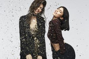 Kendall und Kylie Jenner präsentieren ihre Weihnachtskollektion