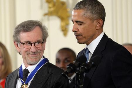 Steven Spielberg (li.) freut sich sichtlich über seine Friedensmedaille Steven Spielberg (li.) freut sich sichtlich über seine Friedensmedaille
