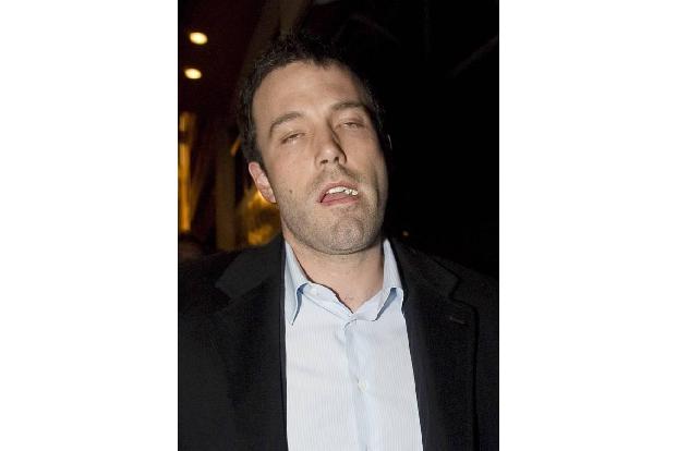 ...Ben Affleck! Der Hollywoodstar sieht auf diesem Foto aus, als wolle er sich um die Rolle des Quasimodo in einem Remake vo...