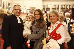 Prinzessin Madeleine (Mitte) und ihre Tochter Prinzessin Leonore bei der Eröffnung des Weihnachtsmarkts in London