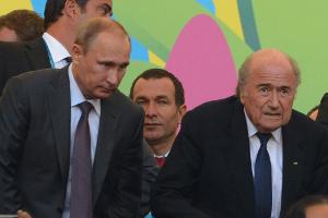 Ihre Leidenschaft für Fußball verbindet Wladimir Putin (l.) und Sepp Blatter (r.) - hier beim Finale der Weltmeisterschaft 2...