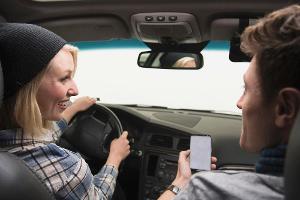Mit dem Auto in den Urlaub: Diese Apps brauchen Sie