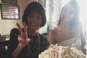 Was gehört zu einer ordentlichen Geburtstagsparty? Richtig: ein riesiger Kuchen. Daran hat Kylie Jenner natürlich auch gedacht
