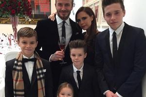 Eine schrecklich schöne Familie: Dieses Bild postete Victoria Beckham zum Hochzeitstag am 4. Juli - auch der kleinen Harper ...