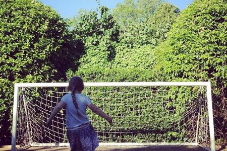 Ganz der Papa? Harper beim Fußball spielen