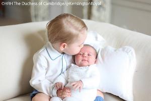 Die kleine Charlotte in den Armen ihres Bruders George