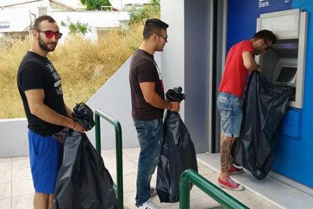 Mit Müllsäcken am Automaten Geld abheben - das geht in Griechenland gerade leider nicht