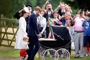 Schaulustige winken den britischen Royals zu