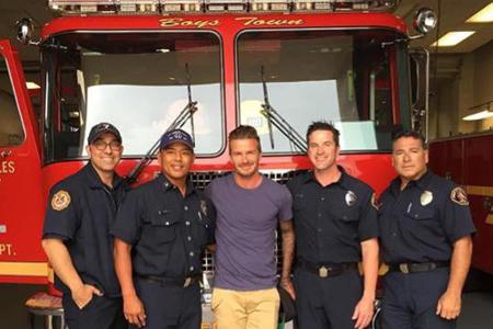Fußball-Star David Beckham fühlt sich sichtlich wohl unter Feuerwehrmännern Fußball-Star David Beckham fühlt sich sichtlich wohl unter Feuerwehrmännern
