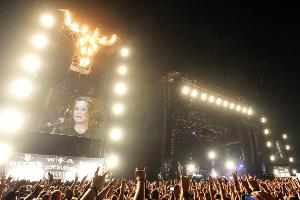 Ein Meer von "Pommesgabeln" auf dem Wacken Open Air 2011