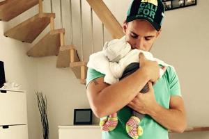 Sarah und Pietro holen ihren Sohn nach Hause