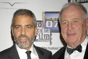 George Clooney (l.) und Produzent Jerry Weintraub 2007 bei einer Veranstaltung in Boston