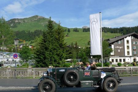 Oldtimerfahrt in Lech mit Dianas Lieblingshotel im Hintergrund